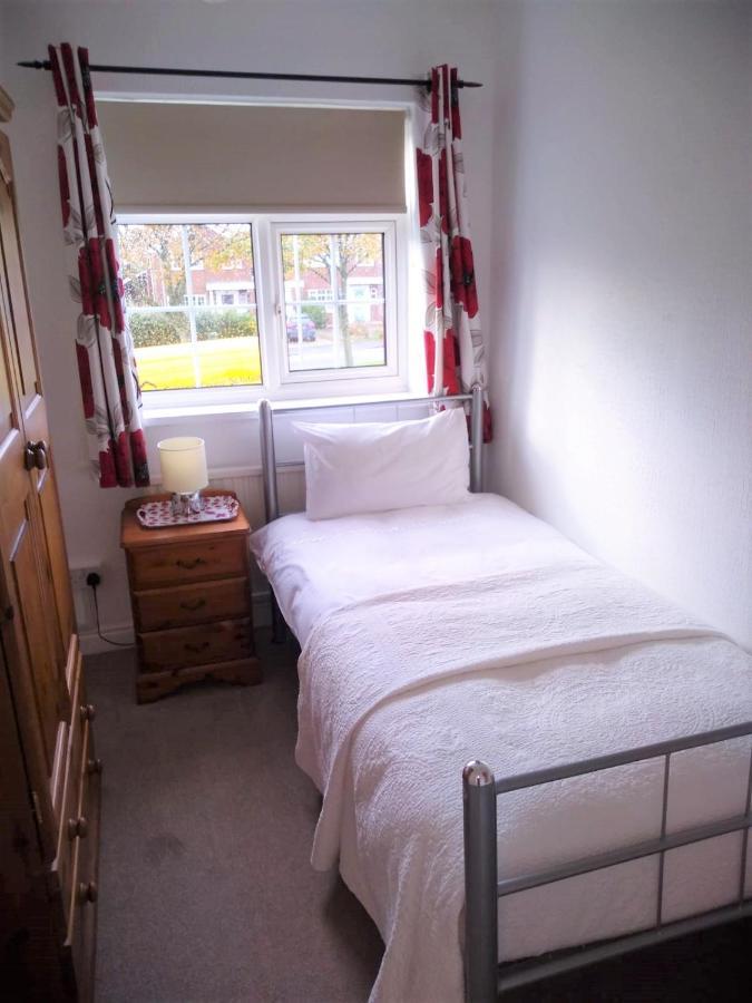Smitten House 4 Bedroom Rhyl Exteriör bild